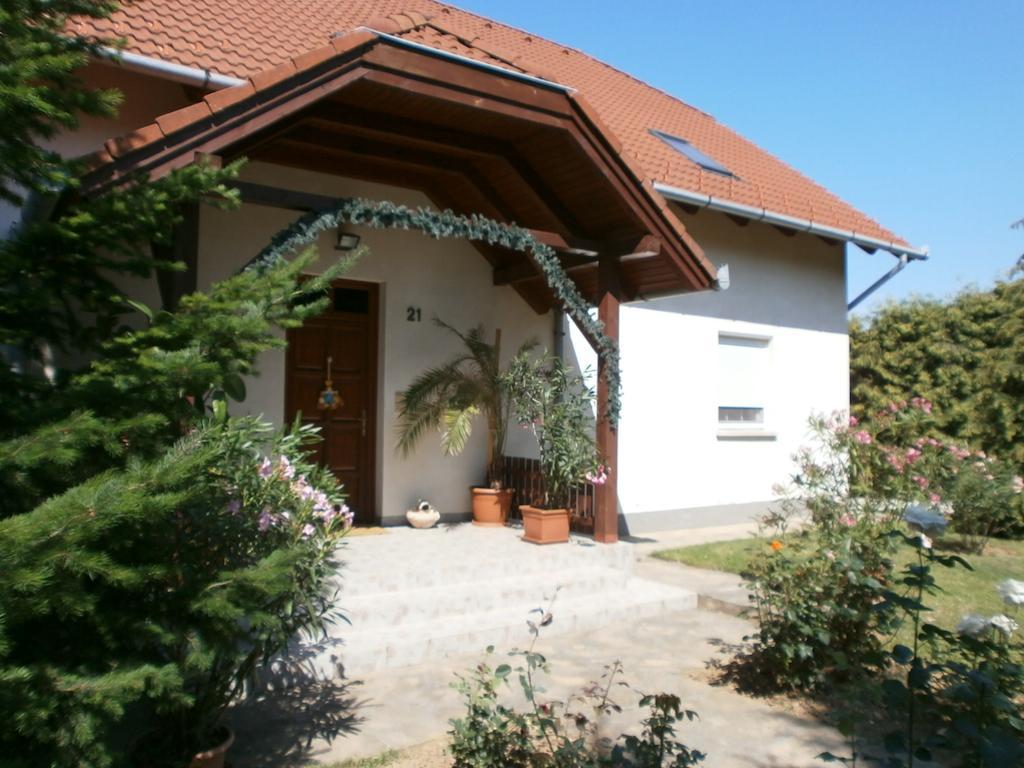 Feher Rozsa Apartman Черсектомай Екстериор снимка