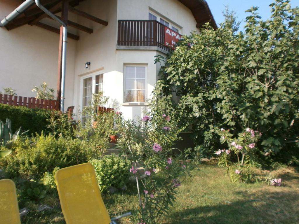 Feher Rozsa Apartman Черсектомай Екстериор снимка